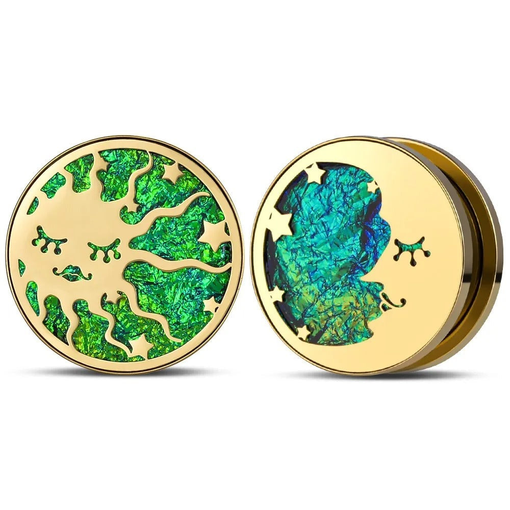 Oor stretcher met gouden zonmotief voor een stralende stijl.