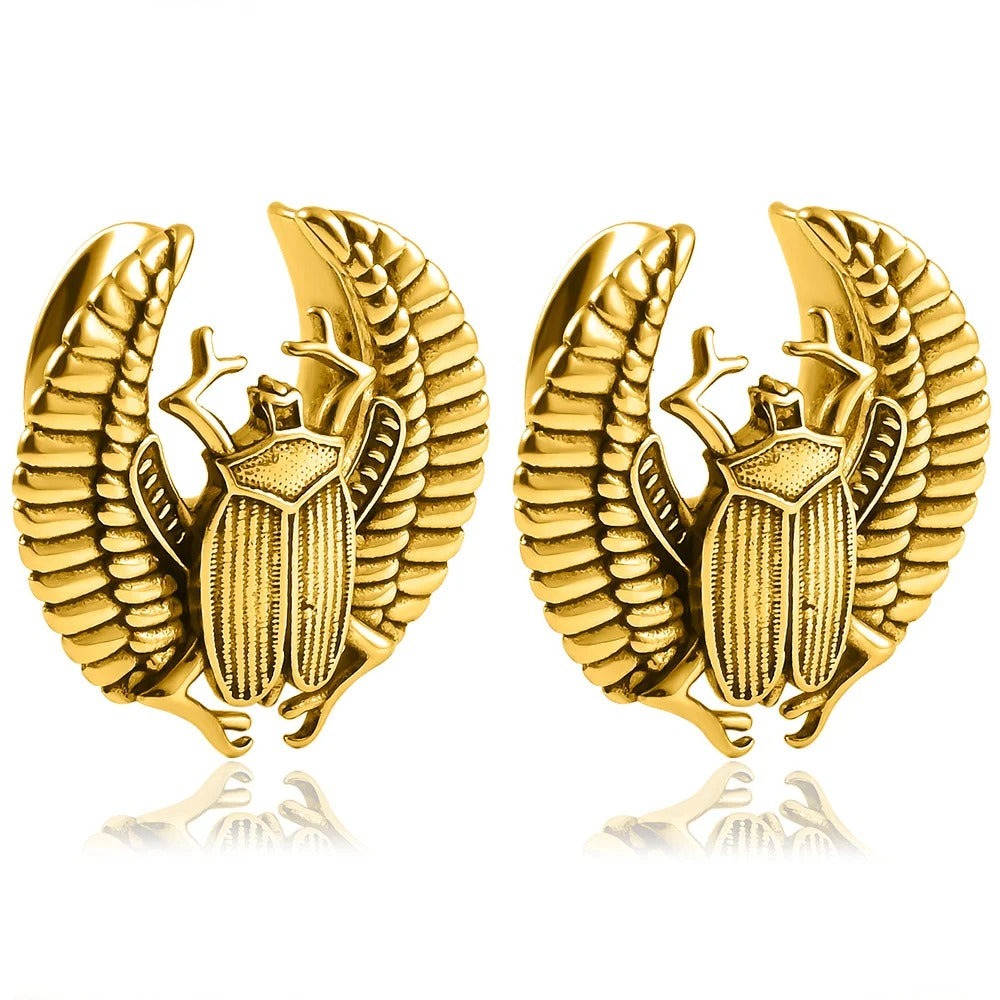 Gouden oorpluggen met Egyptische scarabee.
