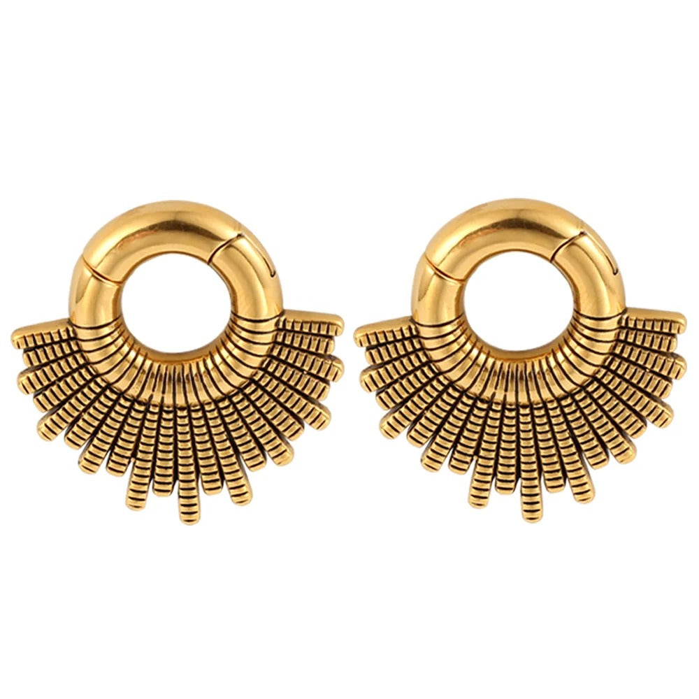 Oorhangers geïnspireerd op tribale stijl voor een gedurfde look.