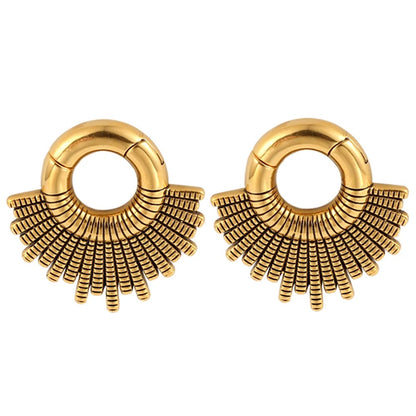 Oorhangers geïnspireerd op tribale stijl voor een gedurfde look.