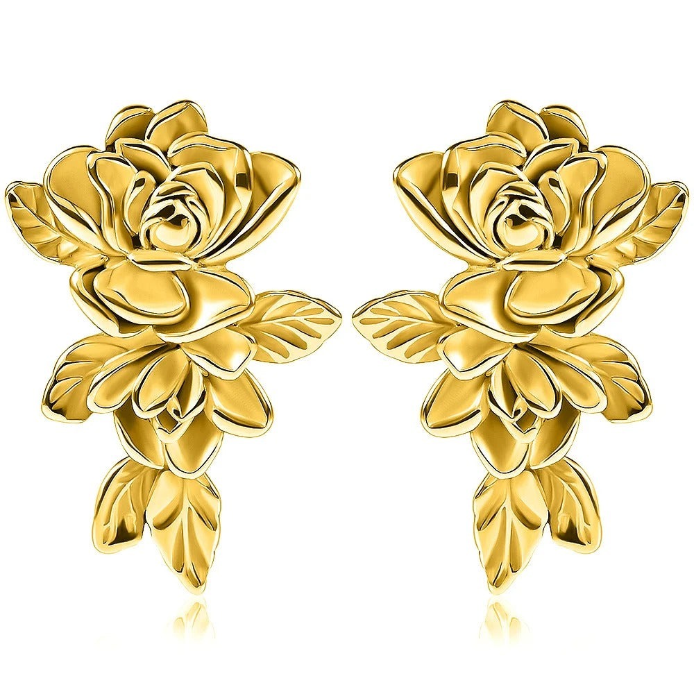 Gouden oorsieraad met roos, moderne elegantie