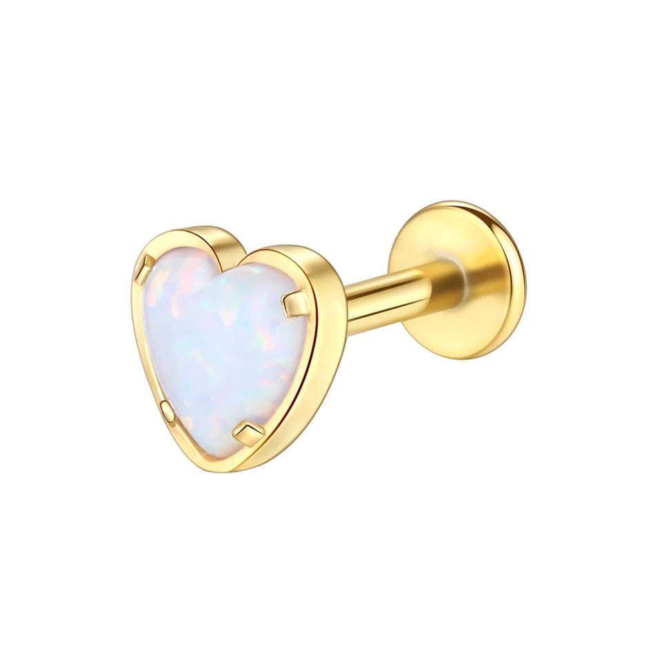 Gouden stud piercing met opalen hart, een liefdesgloed aan je oor