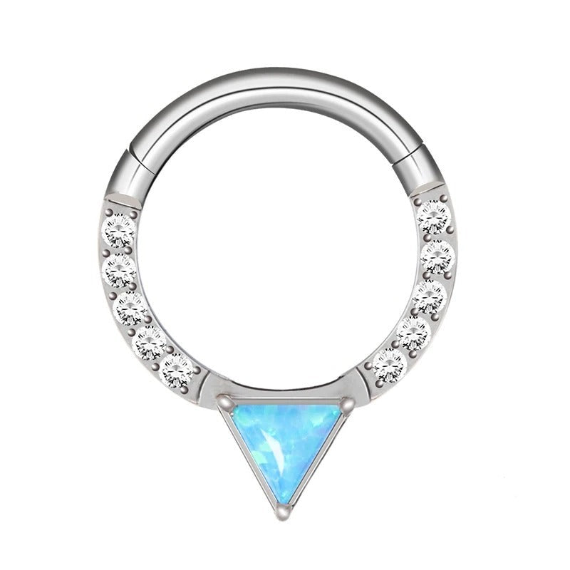 Oorpiercing met titanium ring en driehoekige zirkonia, uniek blauw design