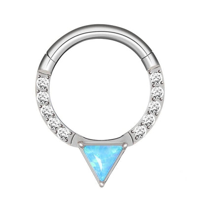 Oorpiercing met titanium ring en driehoekige zirkonia, uniek blauw design