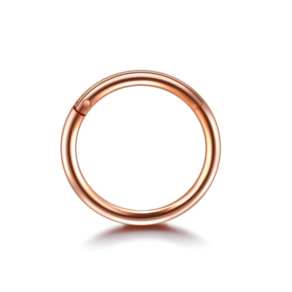 Titanium septum ring, minimalistische elegantie voor een strakke stijl
