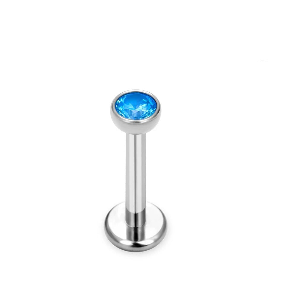 Minimalistische stud piercing met een schitterende blauwe steen.