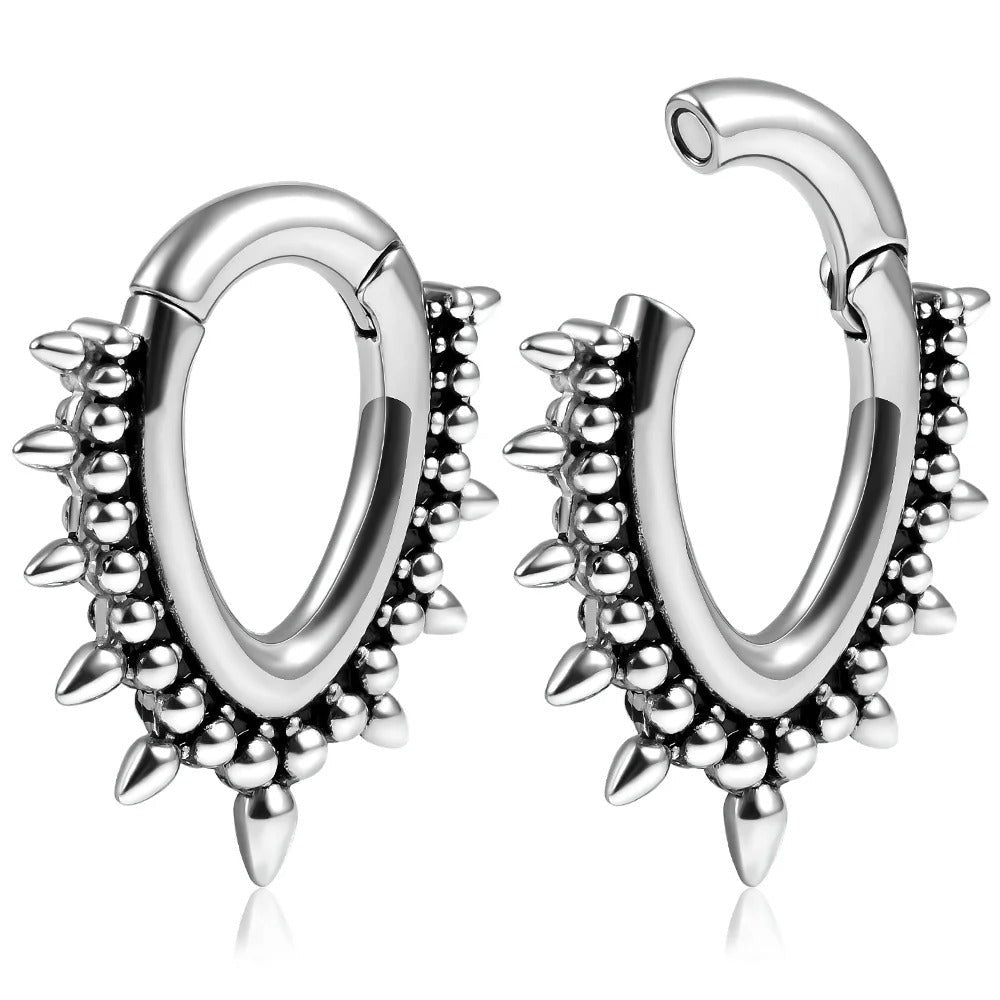 Zilveren metalen oorhanger met stekels voor een elegante en gedurfde look