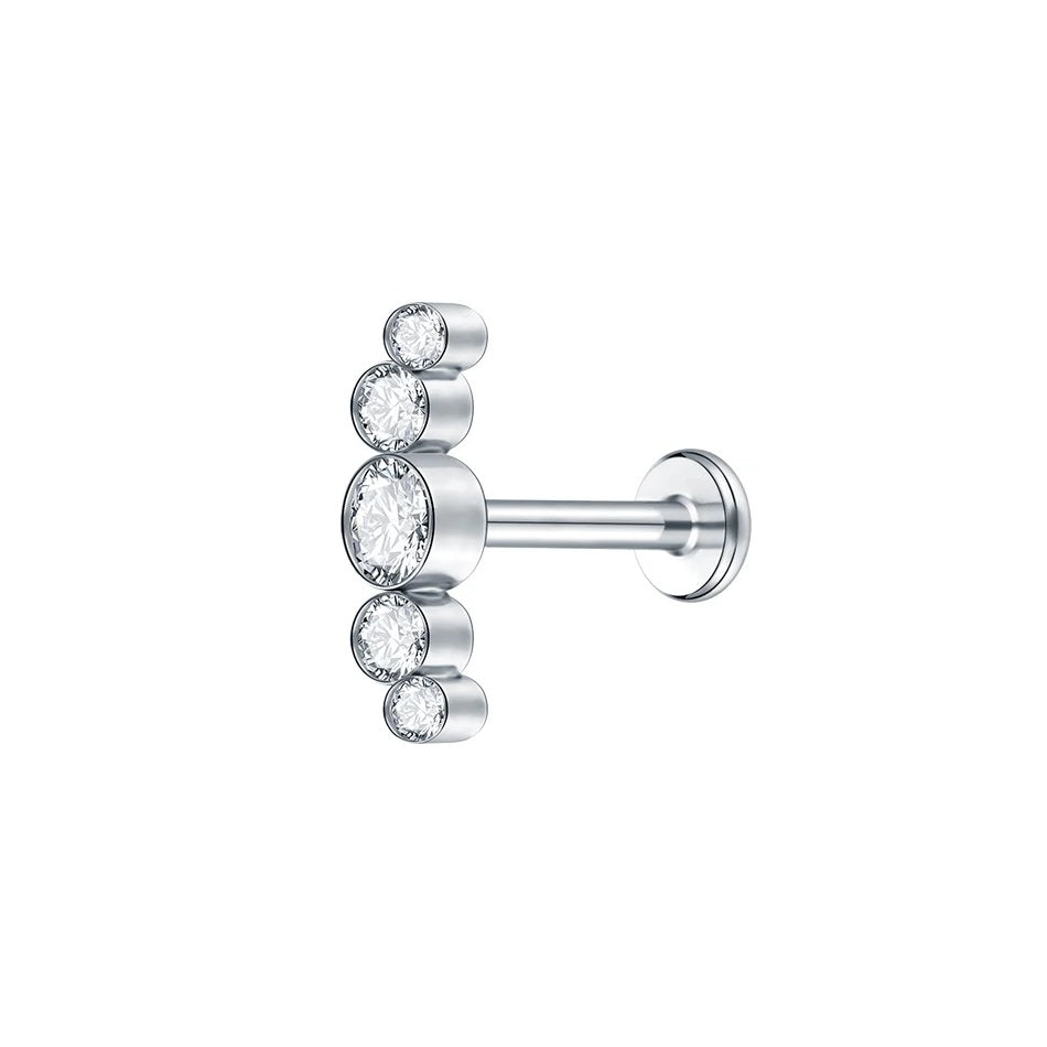 Stud oorbel met zirkonia's in titanium, discreet maar schitterend.