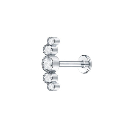 Stud oorbel met zirkonia's in titanium, discreet maar schitterend.