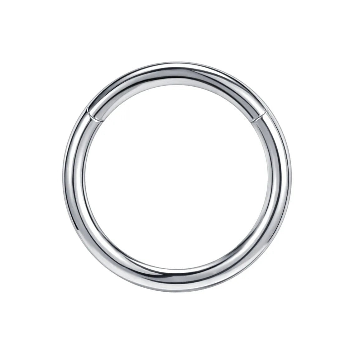 Zilverkleurige titanium ring, discreet en stijlvol voor het oor.