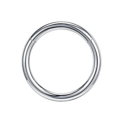 Zilverkleurige titanium ring, discreet en stijlvol voor het oor.