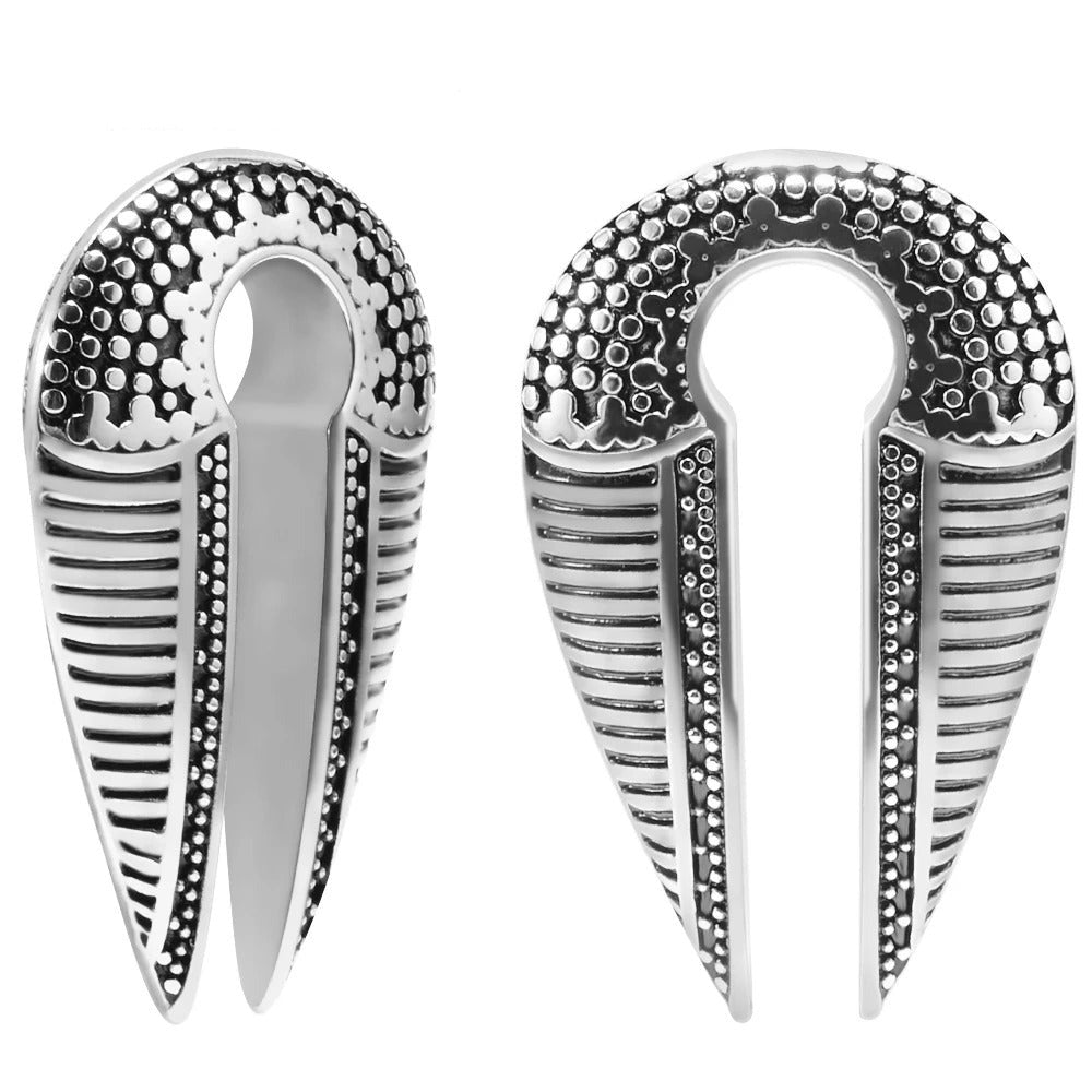 Zilveren oorhangers gewichten met klauwen ontwerp.